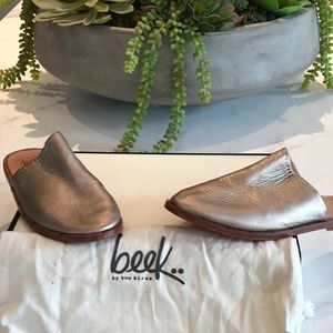 Beek mules in metallic gold
